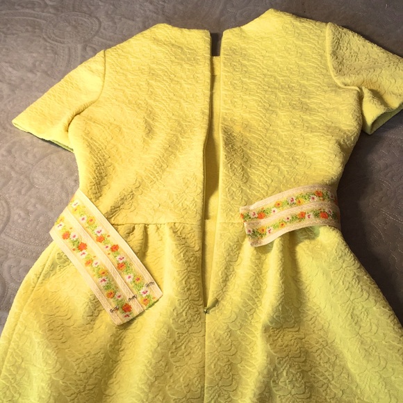 Vintage 40s-50s dress in Bright Yellow with custom embroidered floral belt. - Picture 7 of 16